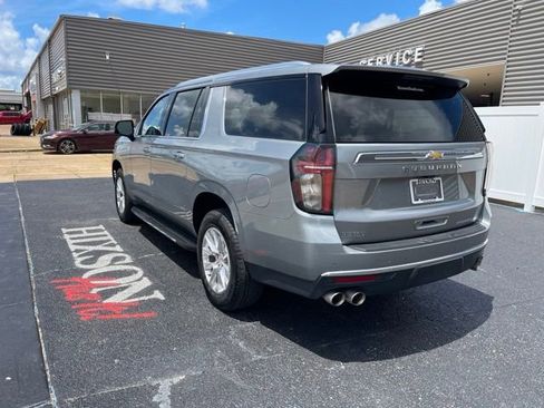 Used 2024 Chevrolet Suburban Premier w/ Premium Package RWD image 5