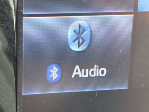 Used 2019 Toyota Highlander LE FWD image 3