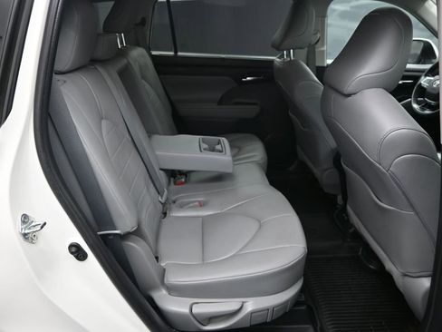 Used 2021 Toyota Highlander XLE AWD/4WD image 39