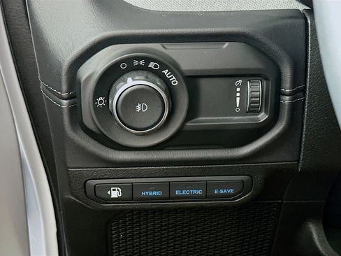 Used 2025 Jeep Wrangler Sahara image 16