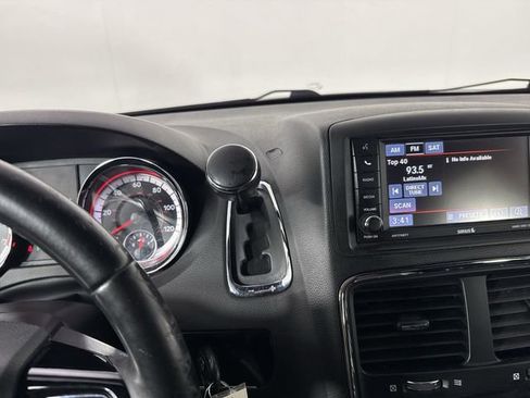 Used 2017 Dodge Grand Caravan SXT FWD image 17