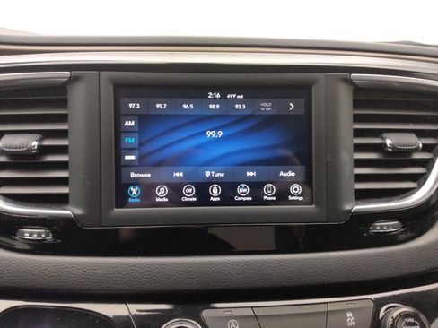 Used 2020 Chrysler Voyager Lxi image 25