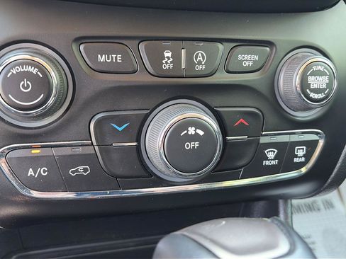 Used 2022 Jeep Cherokee Latitude AWD/4WD image 20