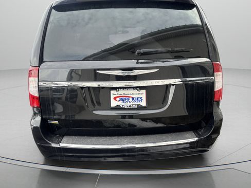Used 2016 Chrysler Town & Country Touring image 6