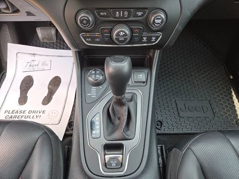 Used 2022 Jeep Cherokee Trailhawk w/ Premium Leather Package AWD/4WD image 31