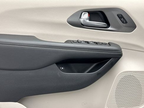 Used 2024 Chrysler Pacifica Limited FWD image 9