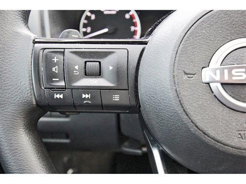 Used 2022 Nissan Rogue SV image 11