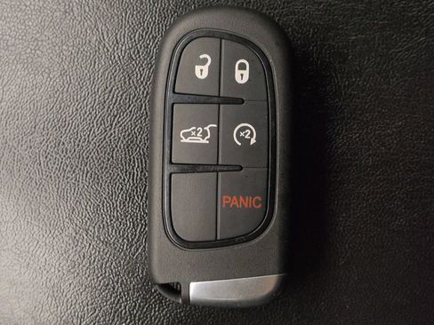 Used 2020 Jeep Cherokee Latitude Plus w/ Comfort/Convenience Group FWD image 32