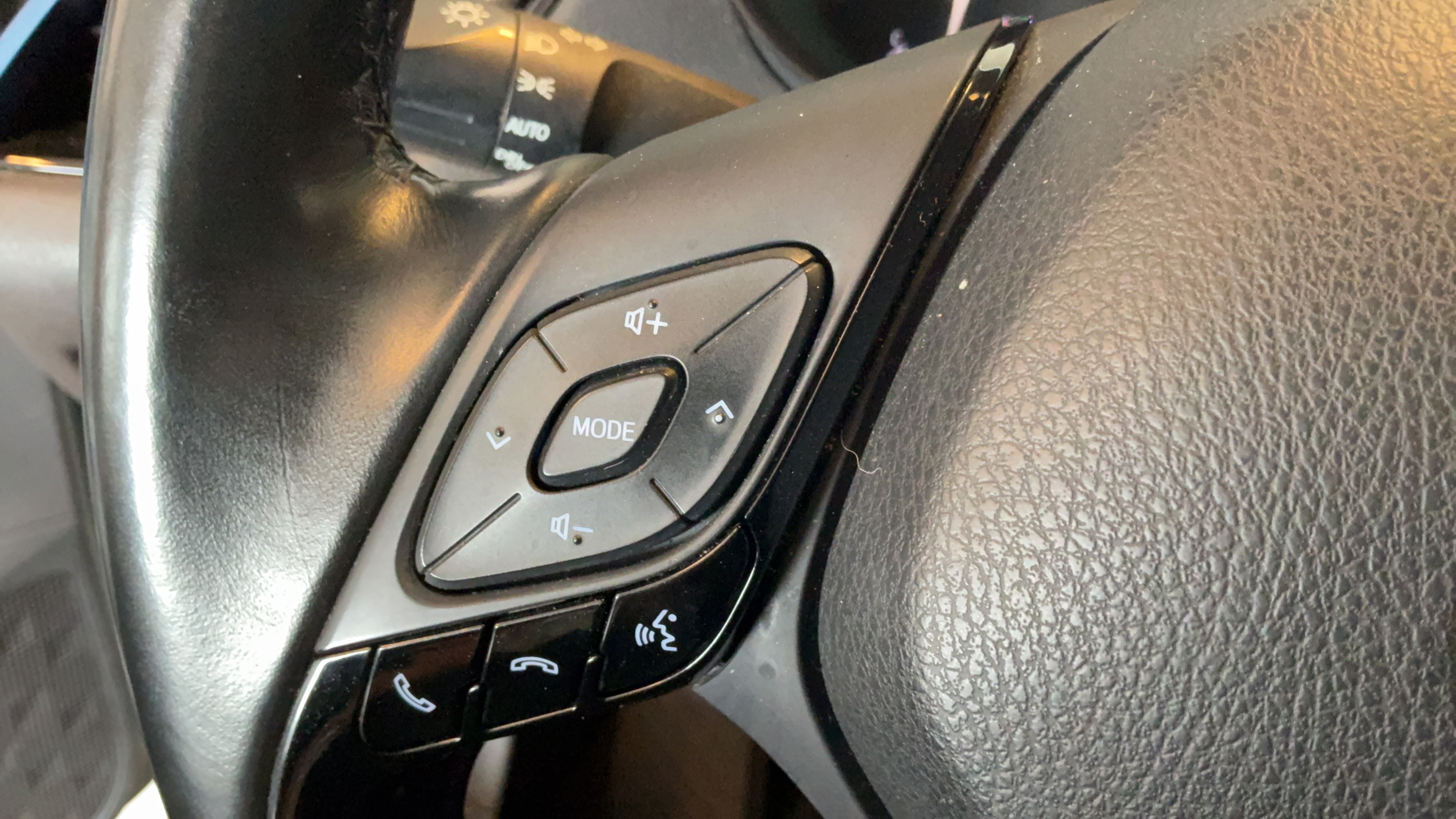 Used 2019 Toyota C-HR XLE FWD image 16