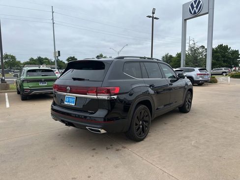 Used 2024 Volkswagen Atlas SE w/ Panoramic Sunroof Package FWD image 5