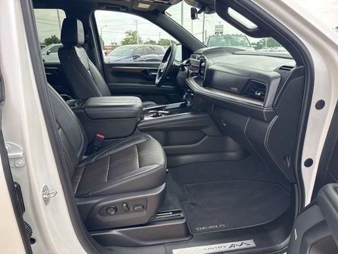Used 2025 Chevrolet Tahoe High Country AWD/4WD image 31