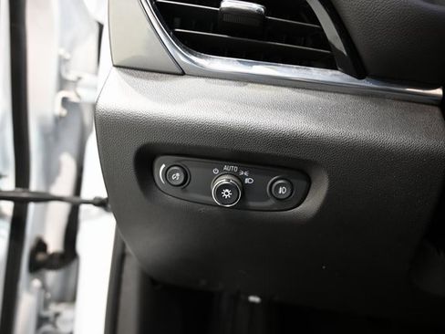 Used 2021 Chevrolet Traverse LT image 24