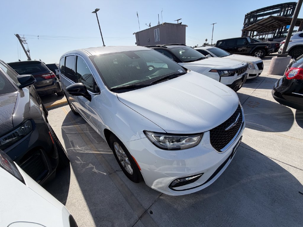 Used 2026 Chrysler Pacifica Select FWD image 3