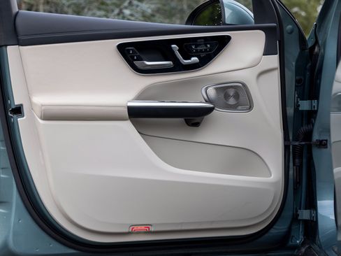 Used 2025 Mercedes-Benz GLC 350e 4MATIC image 21