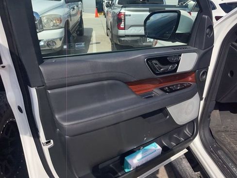 Used 2024 Lincoln Navigator Reserve image 7