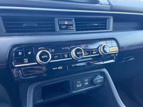 Used 2025 Honda Pilot Black Edition image 16