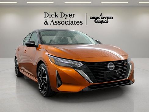 Used 2025 Nissan Sentra SR w/ SR Premium Package image 10