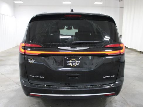 Used 2023 Chrysler Pacifica Limited FWD image 8