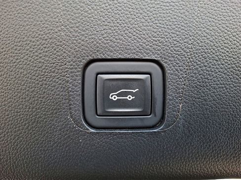 Certified 2023 Chevrolet Traverse LT image 31