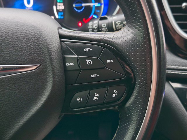 Used 2021 Chrysler Pacifica Limited w/ Uconnect Theater Family Group FWD image 19