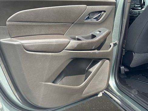 Used 2022 Chevrolet Traverse LT FWD image 11