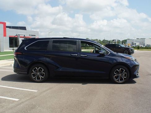 Used 2025 Toyota Sienna Platinum AWD/4WD image 21