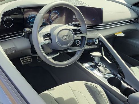 Certified 2025 Hyundai Elantra SEL image 3