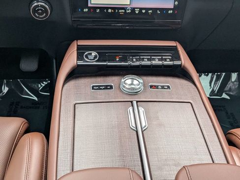 Certified 2025 Lincoln Navigator Reserve AWD/4WD image 21