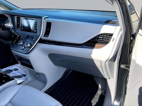 Used 2019 Toyota Sienna XLE FWD image 17