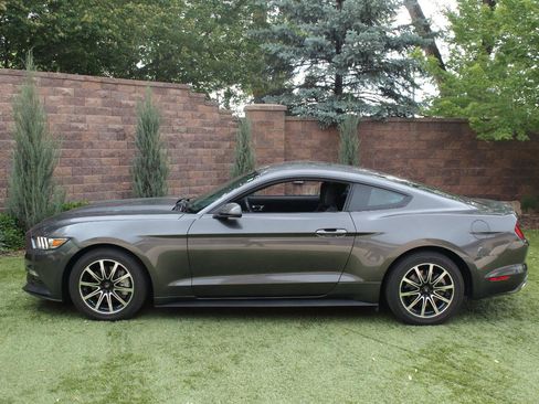 Used 2017 Ford Mustang Coupe RWD image 36