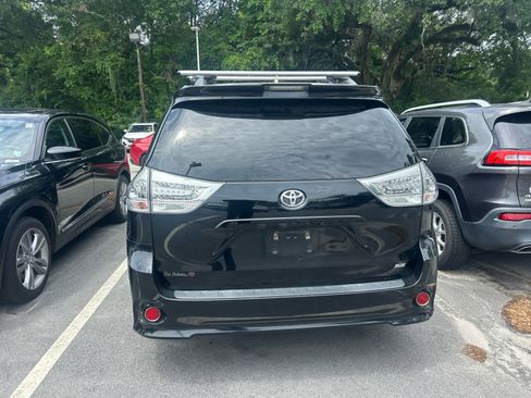 Used 2018 Toyota Sienna SE Premium FWD image 3