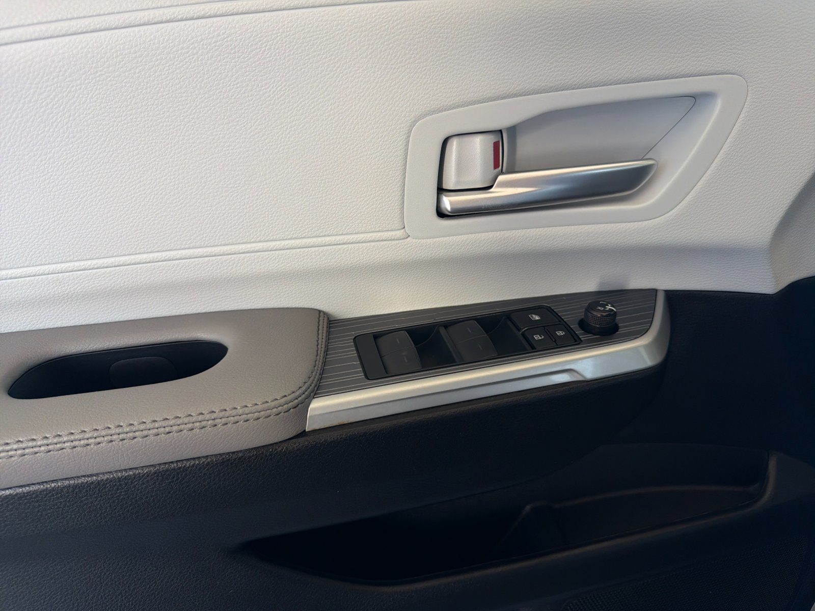 Used 2025 Toyota Sienna XLE FWD image 10