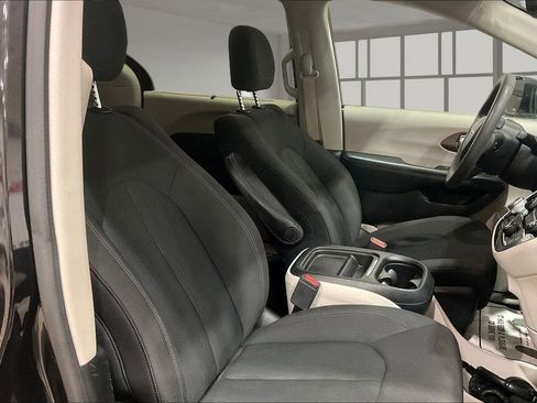 Used 2018 Chrysler Pacifica Touring Plus image 7