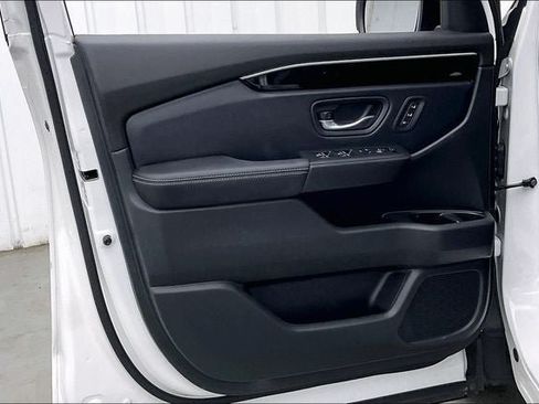 Certified 2025 Honda Pilot Touring image 21