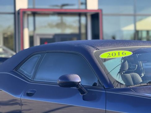 Used 2016 Dodge Challenger SXT w/ Driver Convenience Group image 4