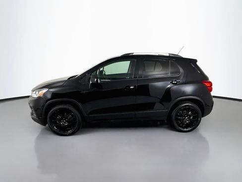 Used 2022 Chevrolet Trax LT w/ Premium Seat Package AWD/4WD image 2