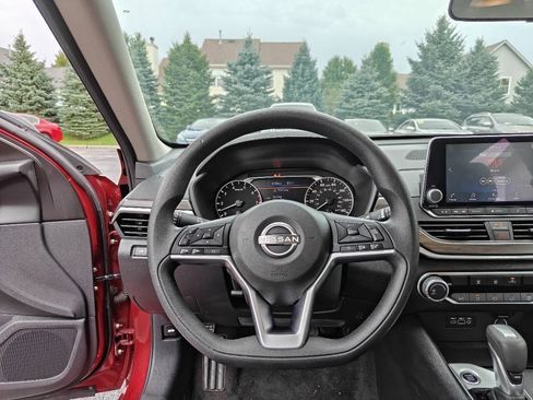 Used 2025 Nissan Altima 2.5 SV FWD image 15