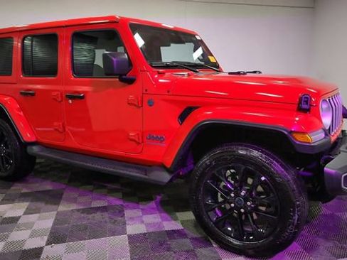 Used 2025 Jeep Wrangler Unlimited Sahara AWD/4WD image 1