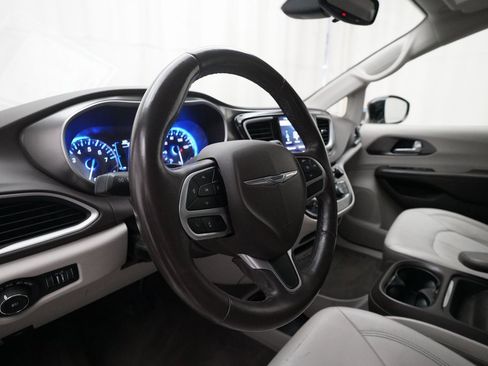 Used 2018 Chrysler Pacifica Touring-L w/ Tire & Wheel Group image 8