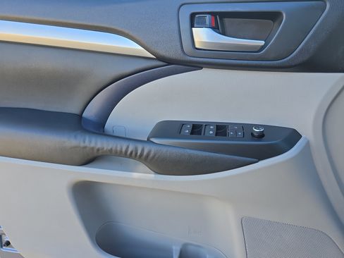 Used 2015 Toyota Highlander XLE image 25
