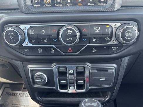 Used 2020 Jeep Wrangler Unlimited Sahara AWD/4WD image 23