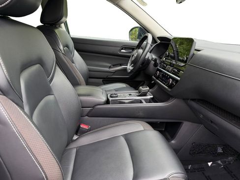 Used 2023 Nissan Pathfinder SL w/ Black Appearance Package AWD/4WD image 15