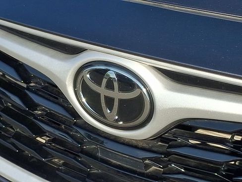 Used 2023 Toyota Highlander XLE AWD/4WD image 29