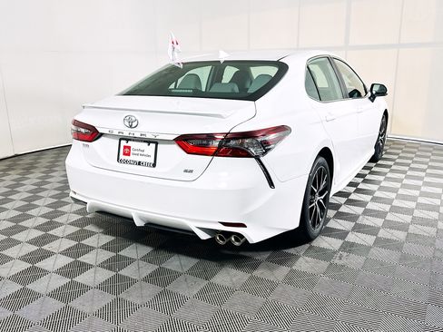 Used 2023 Toyota Camry SE FWD image 3