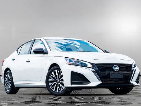 Used 2024 Nissan Altima 2.5 SV FWD image 1