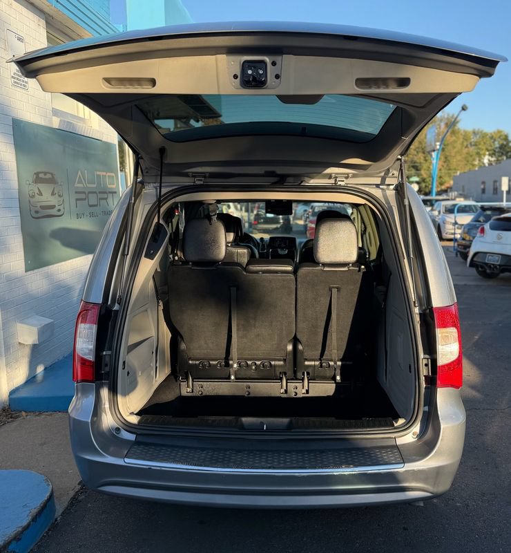 Used 2014 Chrysler Town & Country Touring FWD image 11