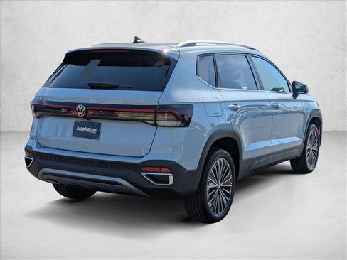 New 2026 Volkswagen Taos SE image 2