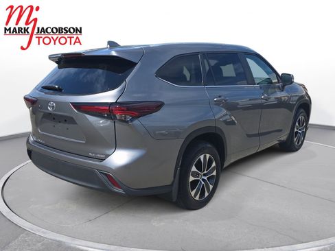 Used 2025 Toyota Highlander XLE AWD/4WD image 5