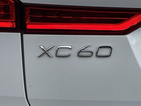 Used 2021 Volvo XC60 T5 Momentum w/ Premium Package image 32