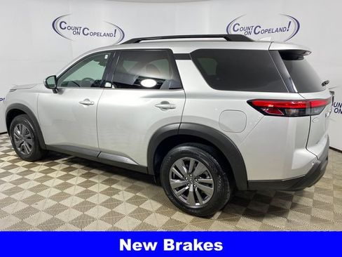 Used 2025 Nissan Pathfinder SV FWD image 4